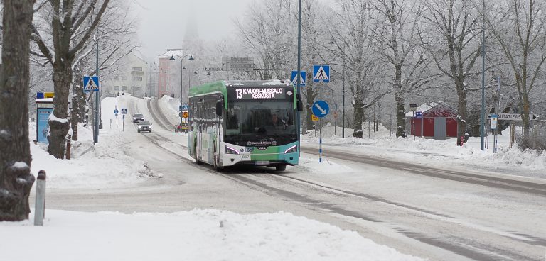 Talvinen kuva linja-autosta.