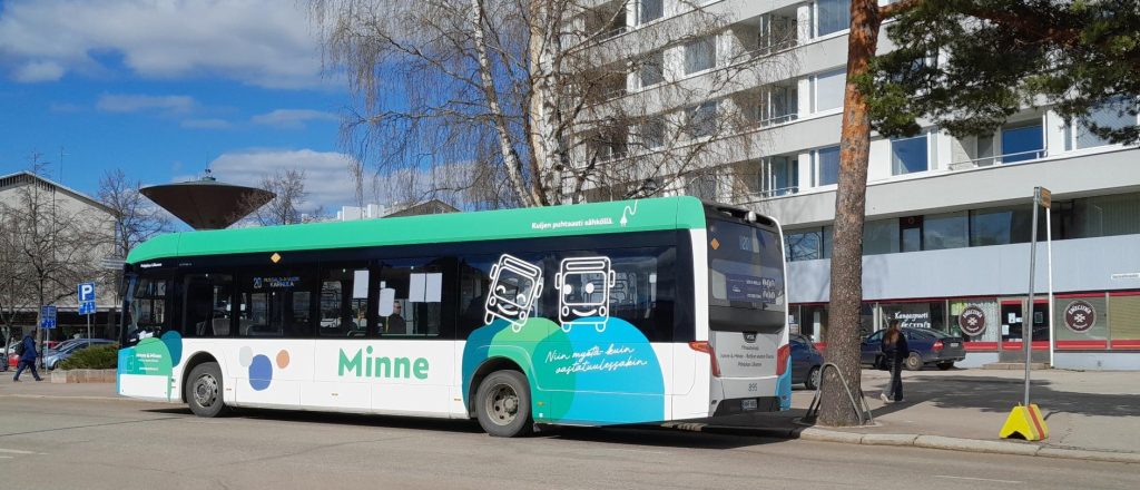 Jonne bussi Karhulan tiellä väliaikaisella G pysäkillä