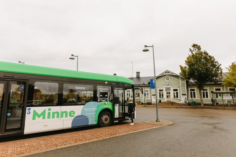 Minne-bussi Haminan linja-autoaseman vihreän puurakennuksen edessä laiturilla