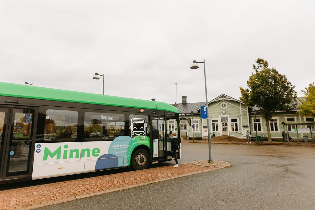 Minne-bussi Haminan linja-autoaseman vihreän puurakennuksen edessä laiturilla
