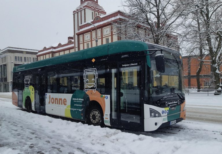 bussi kotkankadulla Lyseon edessä