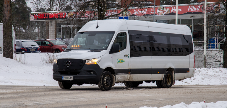 Talvinen kuva palvelulinjan autosta.